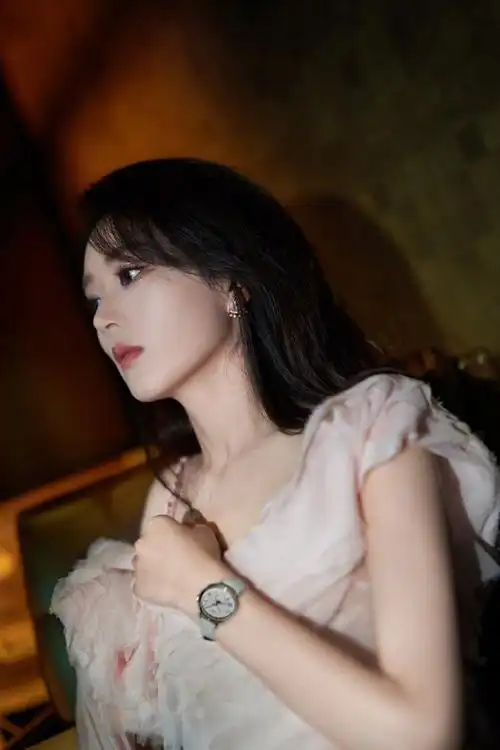 赵丽颖栗子妆,身穿白色无袖v领连衣裙,飘柔长发搭配