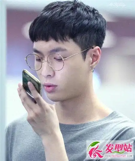 男生齐刘海两边剃掉发型 清爽帅气潮流时尚