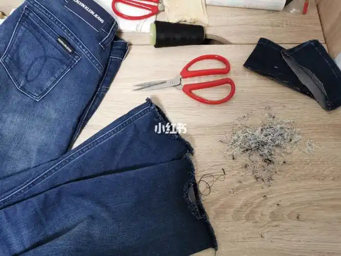 牛仔裤穿很久一直都是卷起裤脚穿的最近觉得卷够了就把它剪了裤脚挑成