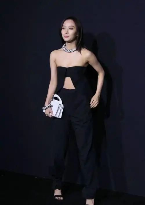 王珞丹把个性穿在身上抹胸前面还开叉配长裤露出肚子挺大方的