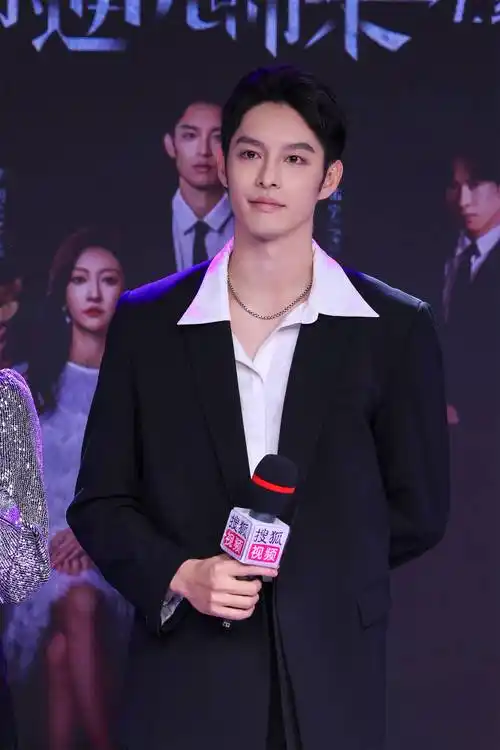 《为你逆光而来》正式上线 曹佑宁余玥现场还原托脖吻场景高甜超标