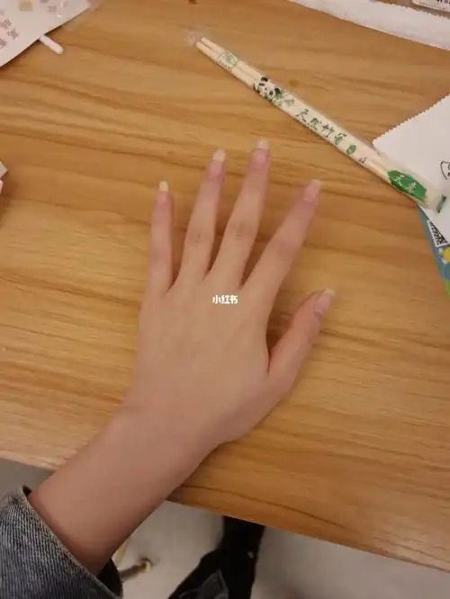 好家伙,我一个高中都要想办法留长指甲,一年四次美甲(我有常去的店