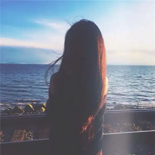 女生侧脸看海背影图片,长发气质高冷背影图片