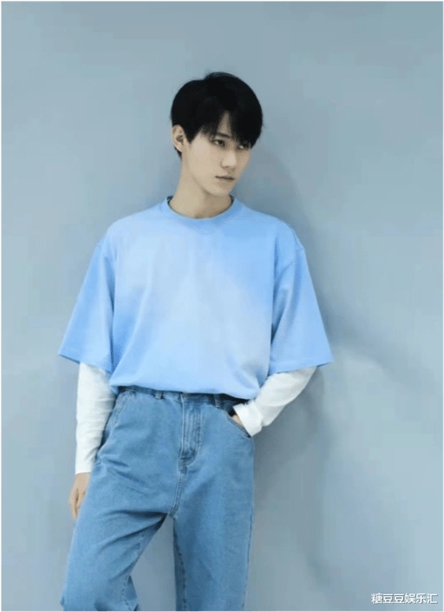 时代少年团入学照上热搜,丁程鑫素颜好低调,张真源一眼就能认出来