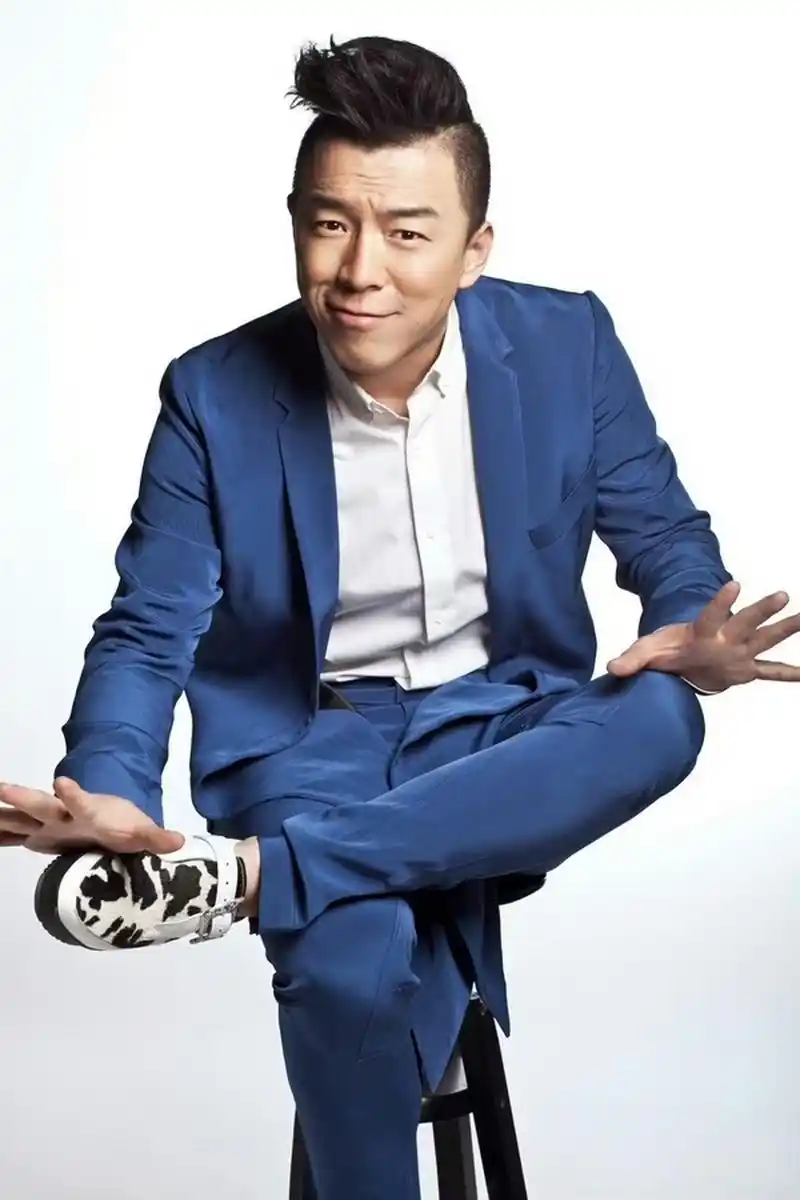 黄渤今天换了微博新头像,端水式宣传自己暑期档的三部电影《封神第一