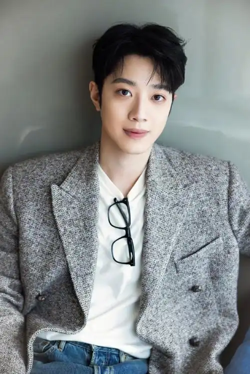 赖冠霖  今日活动图集,一身灰色西装外套搭配黑框眼镜,有秋日的温暖