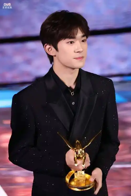 易烊千玺获得m榜年度影响力演员,红毯上为新专打广告,好乖!