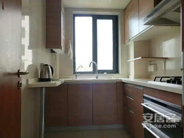 绿波家园:精装大三房只要4300 可以押一付一 随时看房