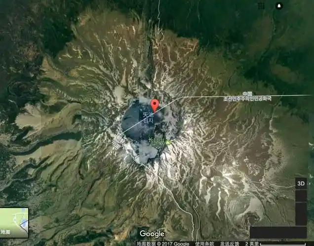 googlemap的地图上显示的长白山天池及划界看上去中朝各一半.