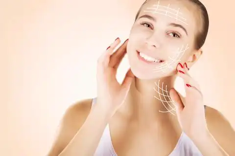 皮肤修复,肖像与空的空间,在粉红色的背景