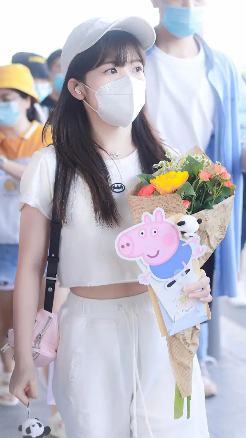 身高153的赖美云挺会打扮,露脐t恤配破洞裤,显高又显瘦