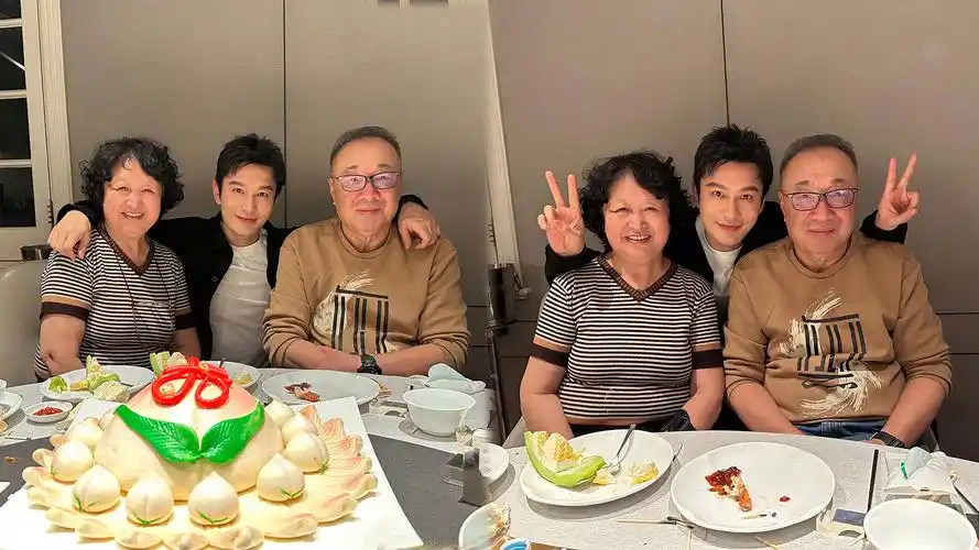 黄晓明晒照给爸爸庆生,一家三口同框合影好温馨,大寿桃蛋糕抢镜