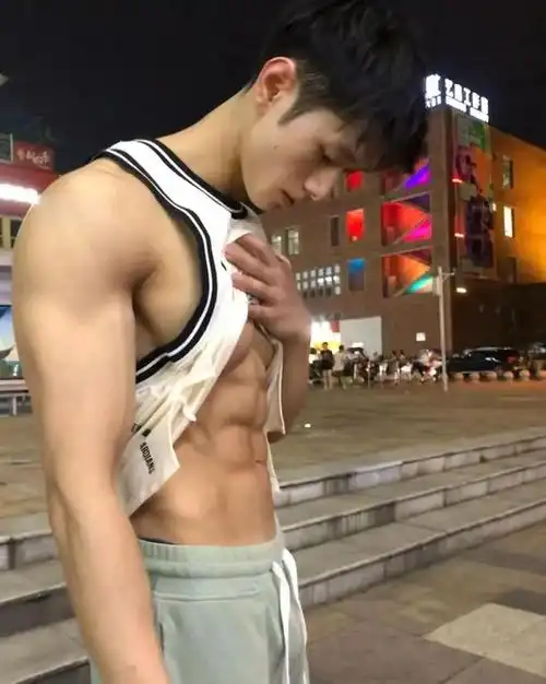 街头撩衣晒腹肌,19岁肌肉少年堪称男菩萨_网易订阅