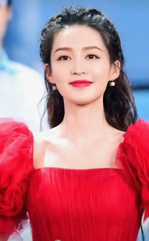 这届春晚女明星们惊艳漂亮,红裙造型娇艳动人啊,太抢镜了