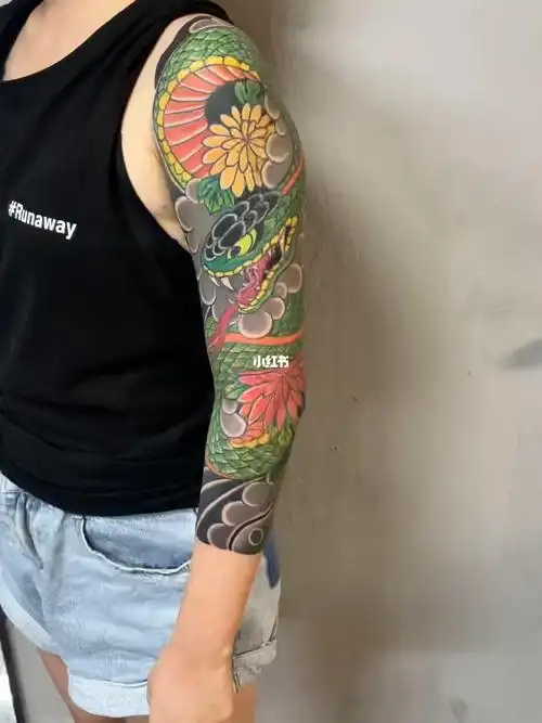 七分袖花臂一条蛇花臂纹身