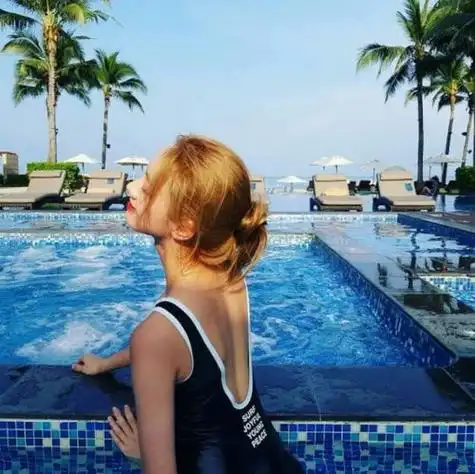 泳池背影头像女生 女生头像图片大全 -【爱个性】