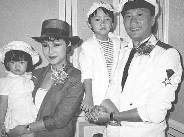 传奇港姐狄波拉:和何鸿燊纠缠,甩富豪嫁谢贤,分手再嫁小10岁男人_电影