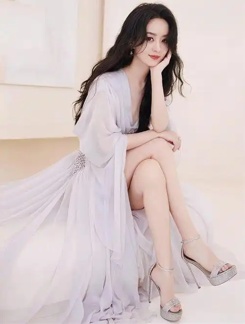 赵丽颖一袭粉色薄纱礼裙写真,优雅时尚美到发光,让人怦然心动