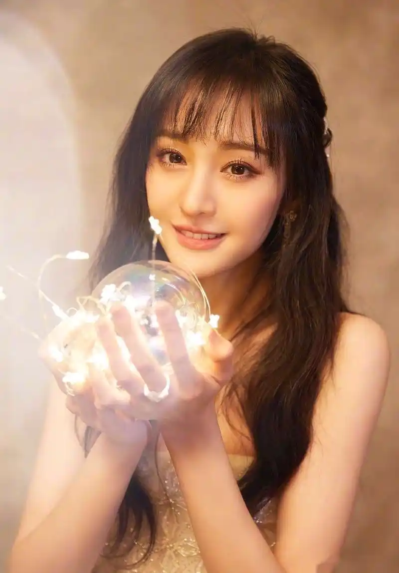 2020年1月1日零点,郑爽发文"2020 新年快乐 "为大家送上祝福,新年快乐