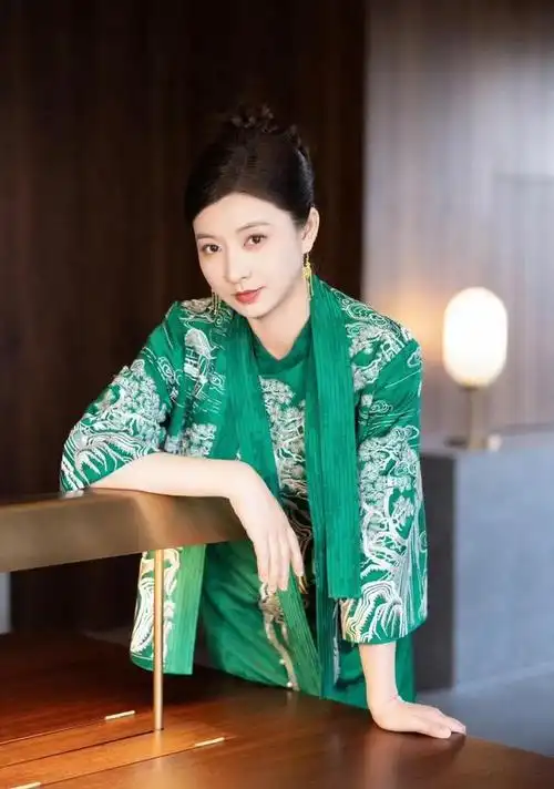 被一丝不露的斓曦惊艳,不整容不打针,气质甩当红女星几条街