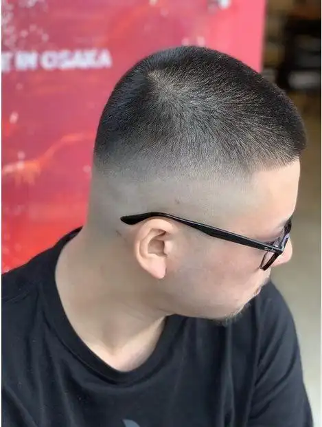 周边光男士寸头:清爽利落的时尚魅力