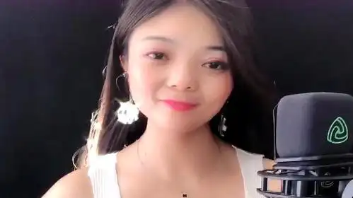 网红女歌手翻唱《忘不掉的伤》,嗓音超感人,好听哭了!