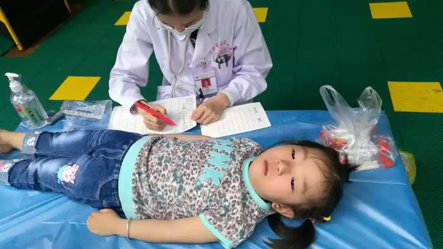 4月22行知幼儿园联合东葛区妇幼保健院对每一位孩子进行了体检