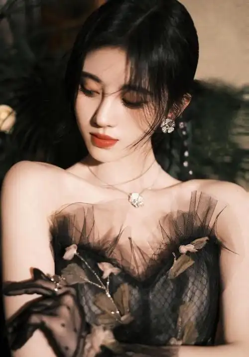 鞠婧祎参加腾讯视频拾光盛典一袭抹胸黑网纱连衣裙性感优雅