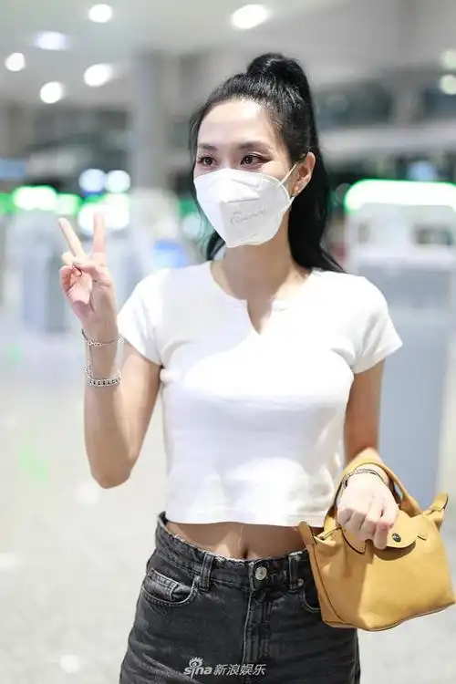 王霏霏高扎马尾活力满满 对镜比v笑容灿烂