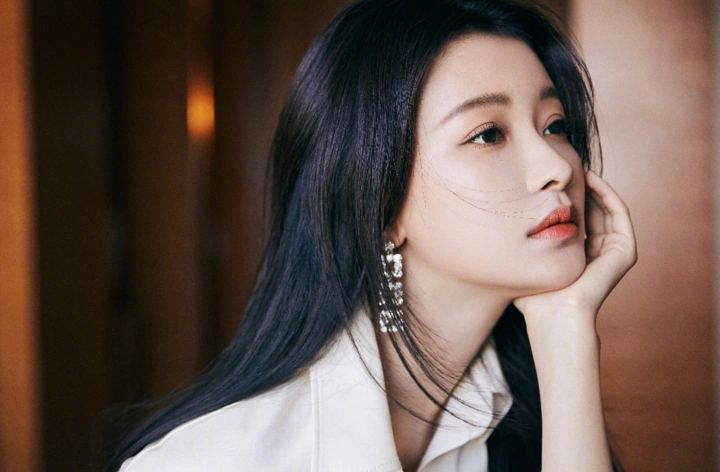 近日,一组孙怡新剧照片曝光.图中,孙怡身穿白色裙装,可爱俏皮.