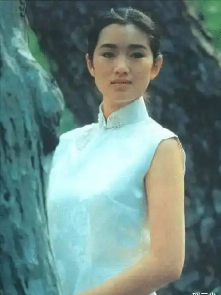 原创巩俐20岁时尚照曝光素颜出镜犹显青涩紧身泳衣更显凹凸身形
