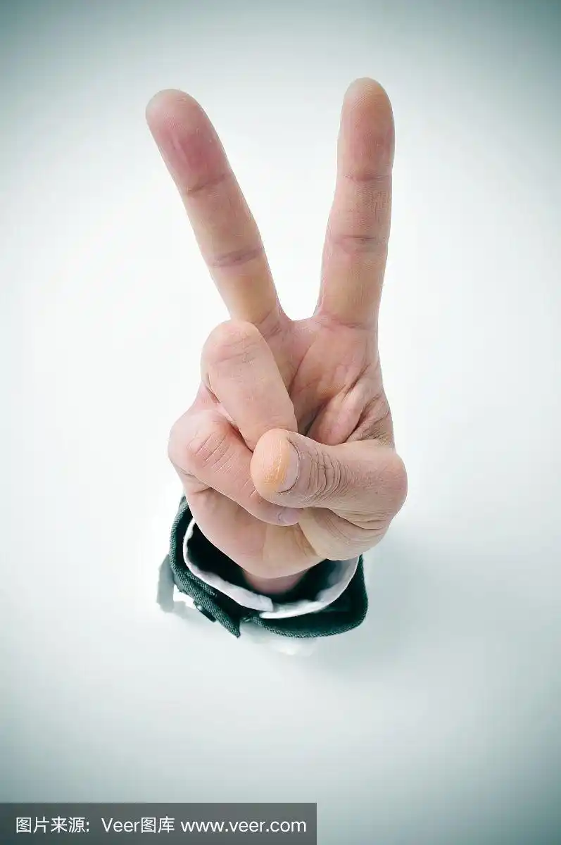 男人的手做出v形手势