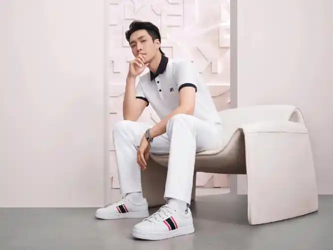 张艺兴fila代言人小白鞋白袜四