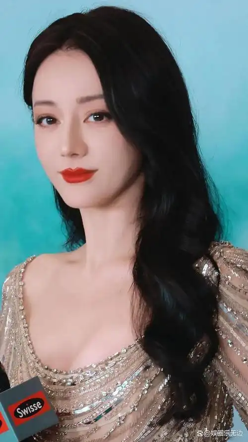 「迪丽热巴性感写真美图」银色钻石礼裙,婀娜多姿,彰显柔美意韵