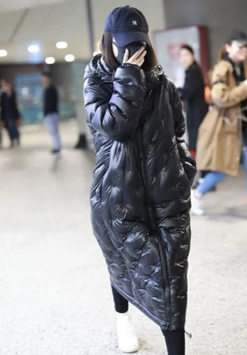 过膝黑色羽绒服到底有多时髦?看何穗,杨紫,霍思燕都在穿