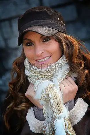 摄影图戴着粉红色背景扳手的棒球帽的小学适龄白人女孩,父亲的女儿假