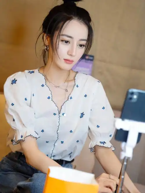 热巴认真工作的样子好可爱