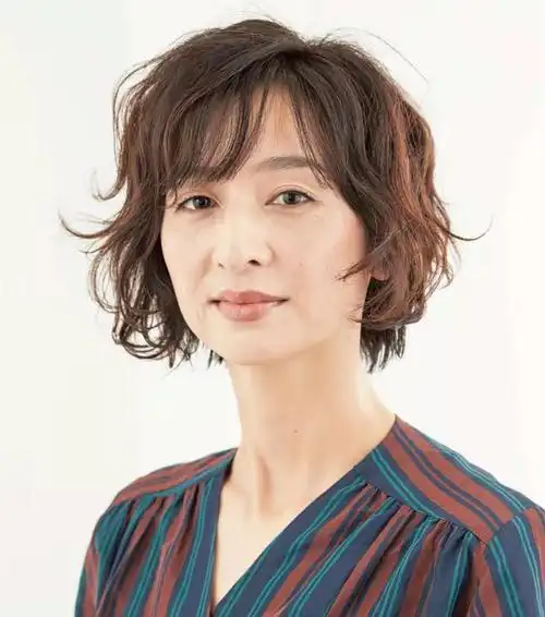 50岁白发太多适合什么发型?试试这三种方法,时尚减龄又显气质插图8