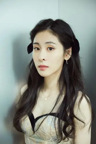 简介:张碧晨米白绣花裙性感写真图片,分享一组张碧晨图片给大家,图中