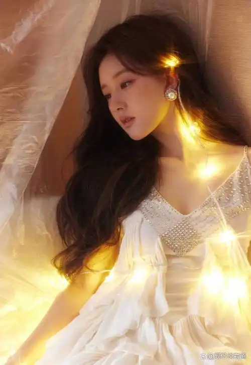 赵露思白色水钻流苏裙美若天仙肤白貌美大长腿太惊艳