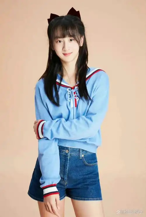 14岁森碟近照曝光,打扮清纯去野外摘菜,继承父母颜值身高抢镜