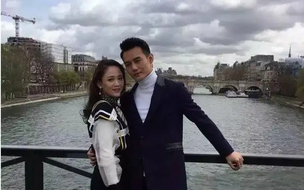 王凯和陈乔恩被曝街头拥吻,网友称:终于在一起了