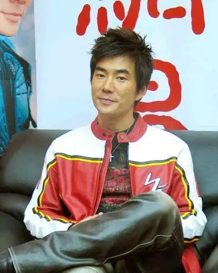 57岁再看任贤齐:他的演艺生涯,他的妻子陈则妤,堪称娱圈罕有