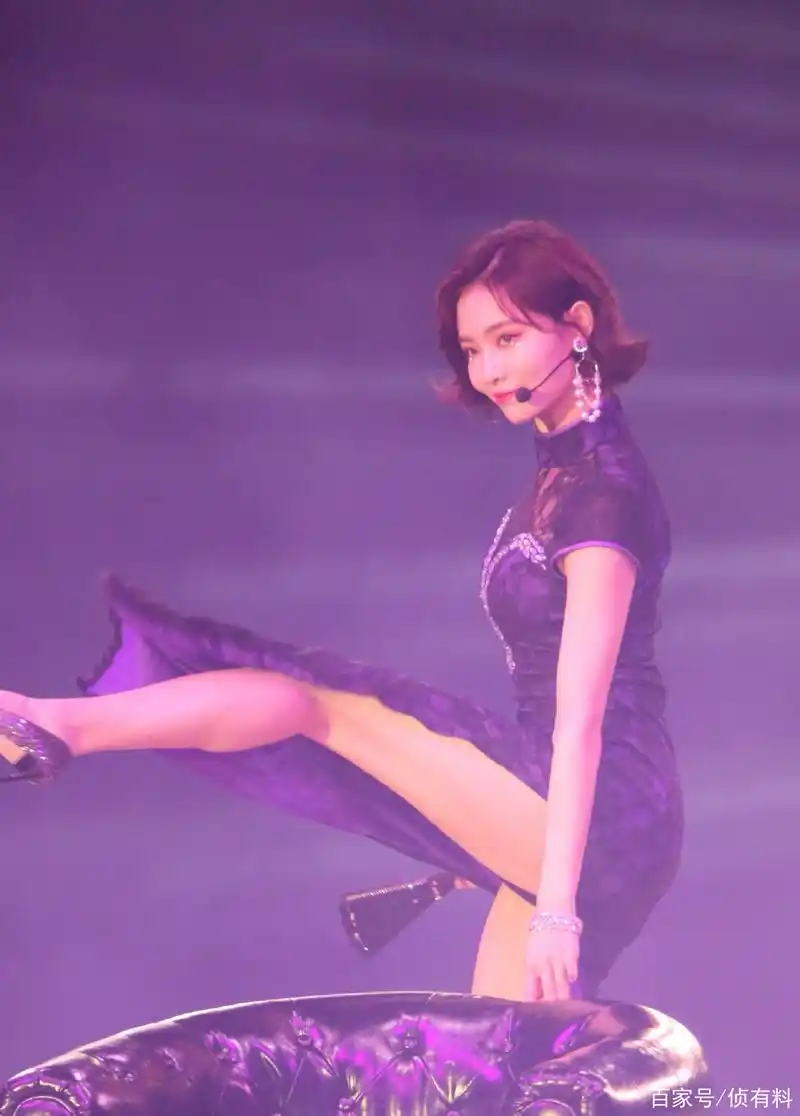许佳琪高叉旗袍舞台表演现场近距离抓拍的无修复超清原生态生图.