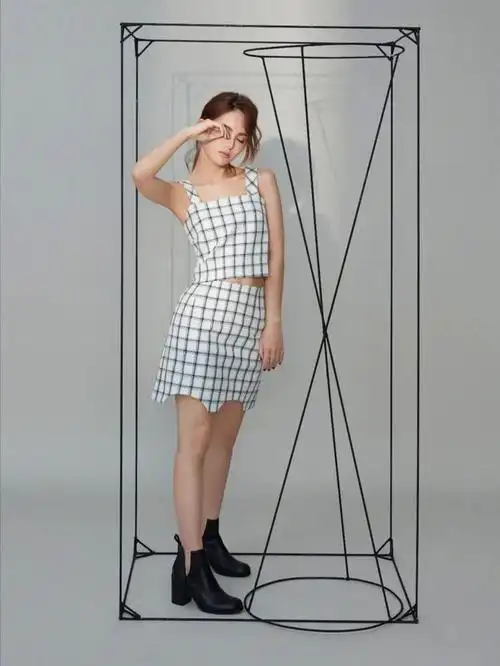 昆凌又美出新高度穿无袖背心配阔腿裤展现完美身材线条型身材