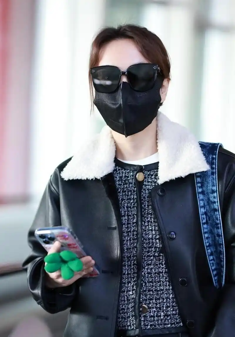 吴昕机场街拍 黑色皮衣 黑色皮裤 黑白运动鞋又酷又甜