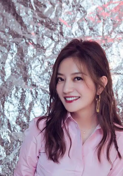 赵薇紫色长裙亮相,瘦下来颜值重回巅峰,皮肤状态真的很好!