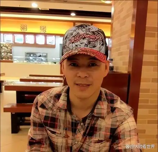 王小虎花钱从不大手大脚,用张可的话来说,他简直"抠"到家了.