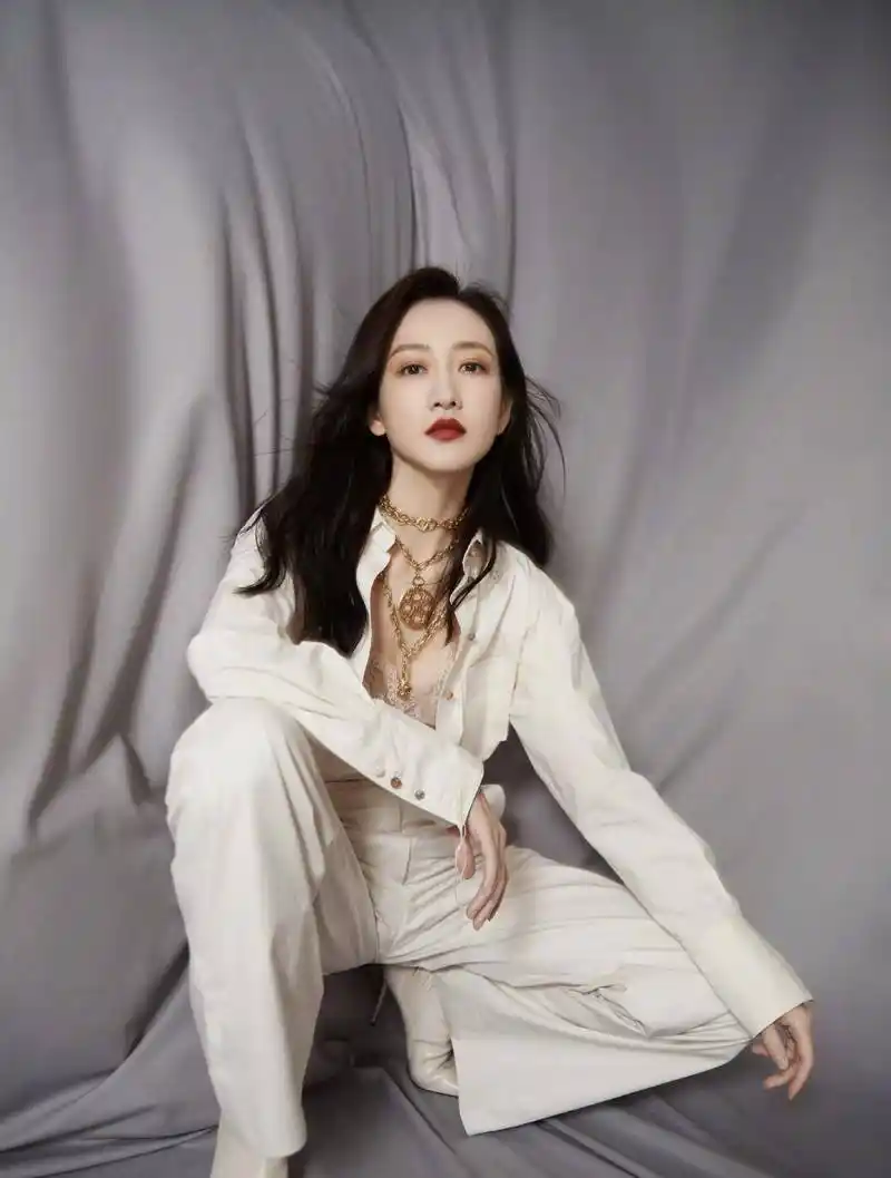 原创39岁王鸥终于火了!"女反派"熬成女主角,成绩终究淹没了丑闻