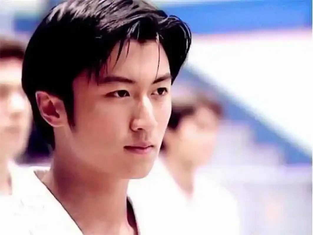 谢霆锋年轻时候和他大儿子年轻时候,怎么没有一点相似之处.